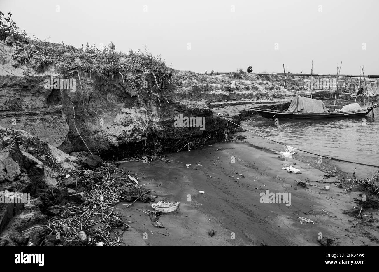 Massive Erosion des Flussufers. Ich habe dieses Bild am 12-02-2021 aus Bangladesch, Südasien, aufgenommen Stockfoto