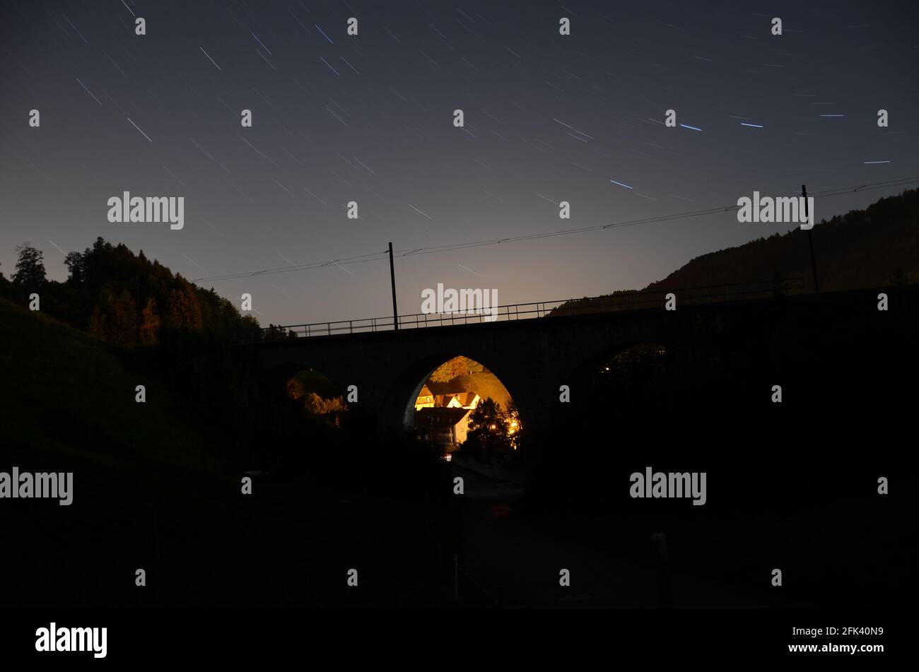 Altes Viadukt von der Dampfeisenbahn in bauma. Nachtfotos mit langer Exposition gegenüber den Sternen. Alte Eisenbahnbrücke in zürich Stockfoto