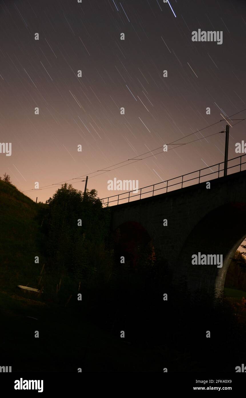 Alte Brücke für den Bewegungsapparat, Viadukt vom Dampfzug in bauma. Nachtfotos mit langer Exposition gegenüber den Sternen.Zug Stockfoto