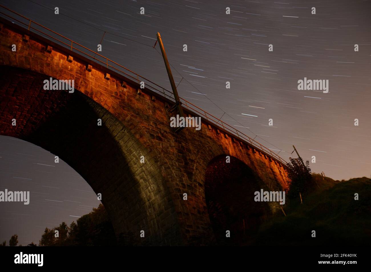 Alte Brücke für den Bewegungsapparat, Viadukt vom Dampfzug in bauma. Nachtfotos mit langer Exposition gegenüber den Sternen.Zug Stockfoto