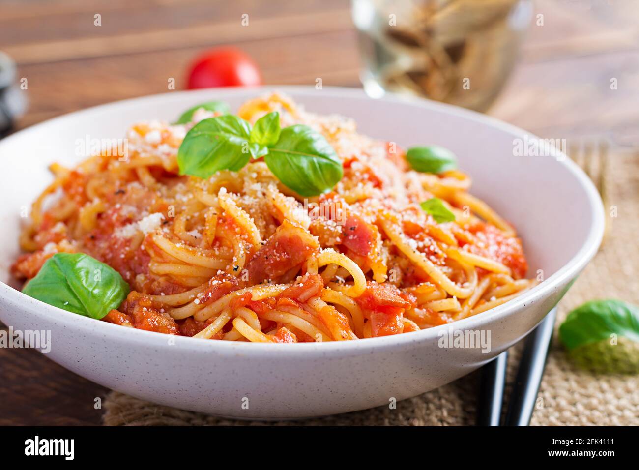 Spaghetti alla Amatriciana mit Guanciale, Tomaten und Pecorino-Käse. Gesundes italienisches Essen. Stockfoto