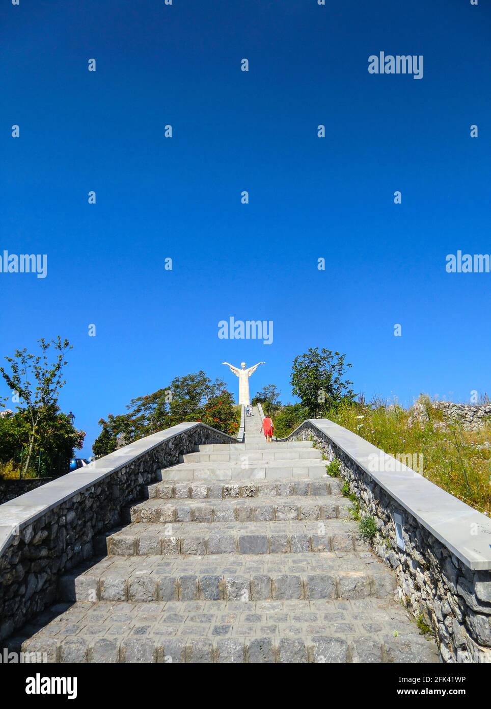 Treppen zur Statue von Christus dem Erlöser (Cristo Redentore) auf dem Berg San Biagio (Tyrrhenische Küste bei Maratea), Maratea, Basilicata, Italien, Stockfoto
