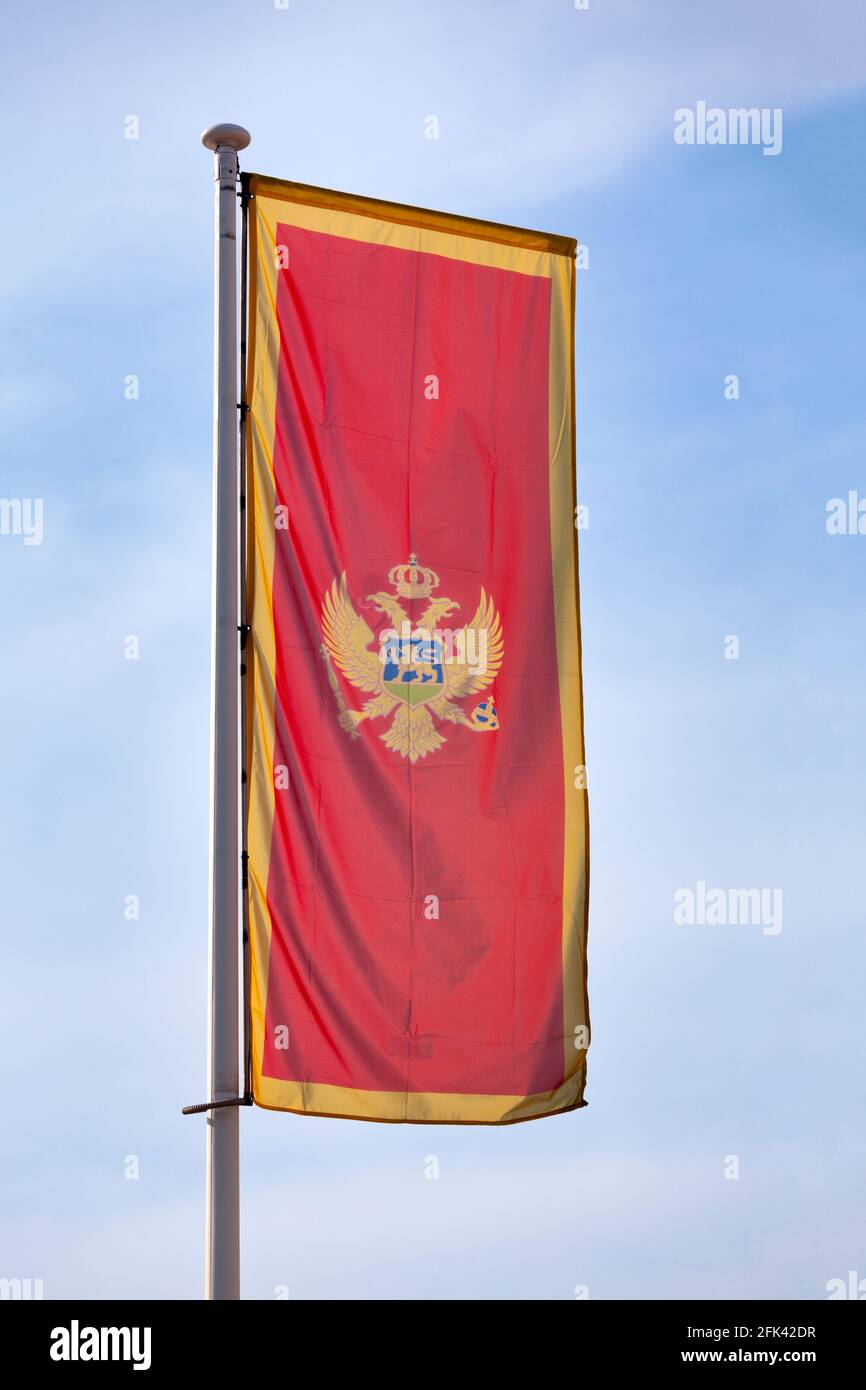 Banner des Montenegros, das auf seinem Pol winkt. Stockfoto