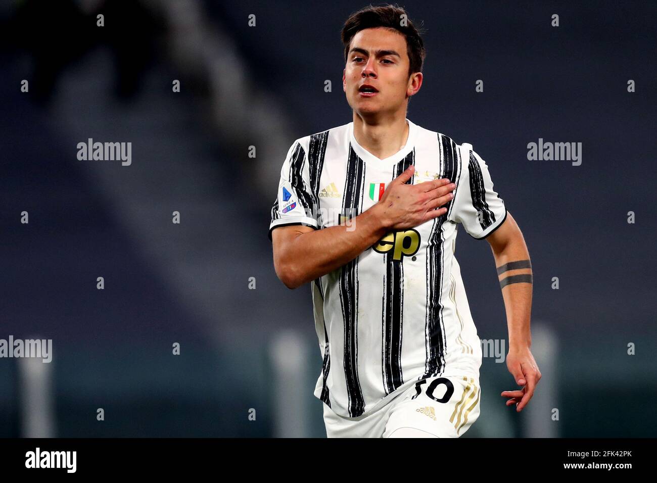 Paulo Dybala von Juventus FC feiert nach einem Tor im Serie-A-Spiel zwischen Juventus FC und SSC Napoli. Stockfoto