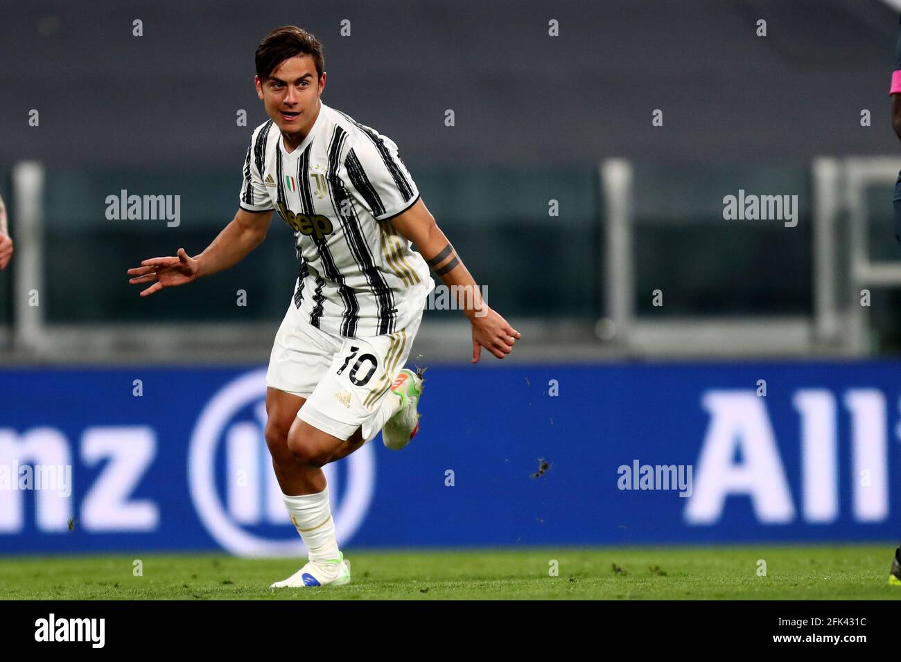 Paulo Dybala von Juventus FC feiert nach einem Tor im Serie-A-Spiel zwischen Juventus FC und SSC Napoli. Stockfoto