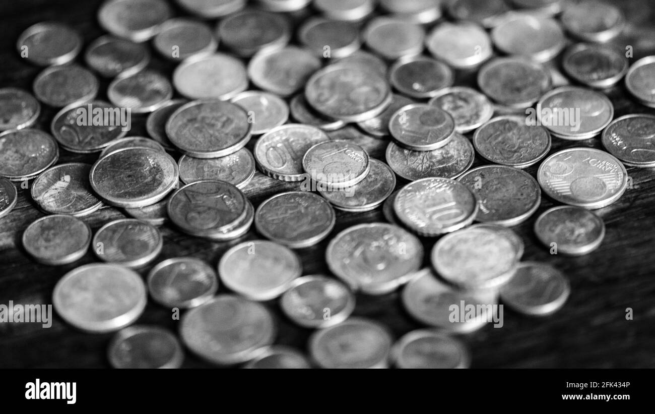 Graustufenaufnahme verschiedener Münzen Stockfoto