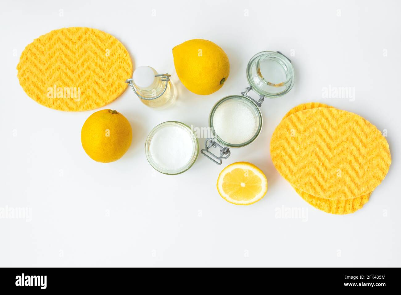 Satz umweltfreundlicher Reinigungsprodukte. Öko Schwämme, Zitronen,  Apfelessig, Zitronensäure und Soda auf weißem Hintergrund Stockfotografie -  Alamy