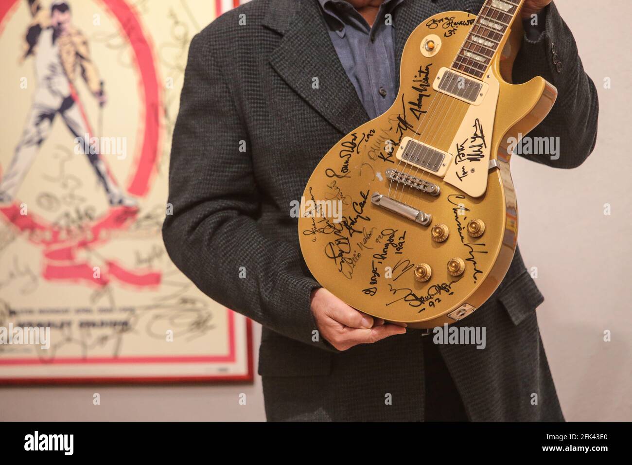 London UK 28 April 2021 Harvey Goldsmith hält die A Les Paul Gold Top Guitar unterzeichnet auf Bob Dylans 30-jähriges Jubiläumskonzert von Stars dort in der Nacht - George Harrison, Eric Clapton, Stevie Wonder und Dylan selbst (Schätzung: £10,000 - 15,000).Paul Quezada-Neiman/Alamy Live News Stockfoto