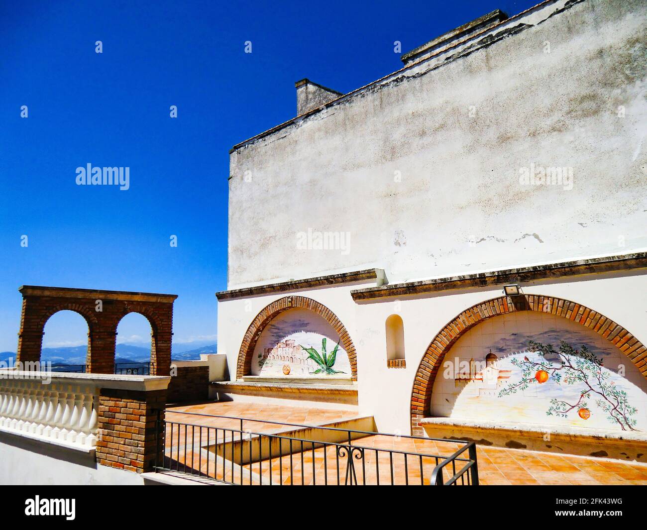 Gasse, Pisticci, der berühmte Terrazzino del Melograno, Basilicata, Italien. Stockfoto