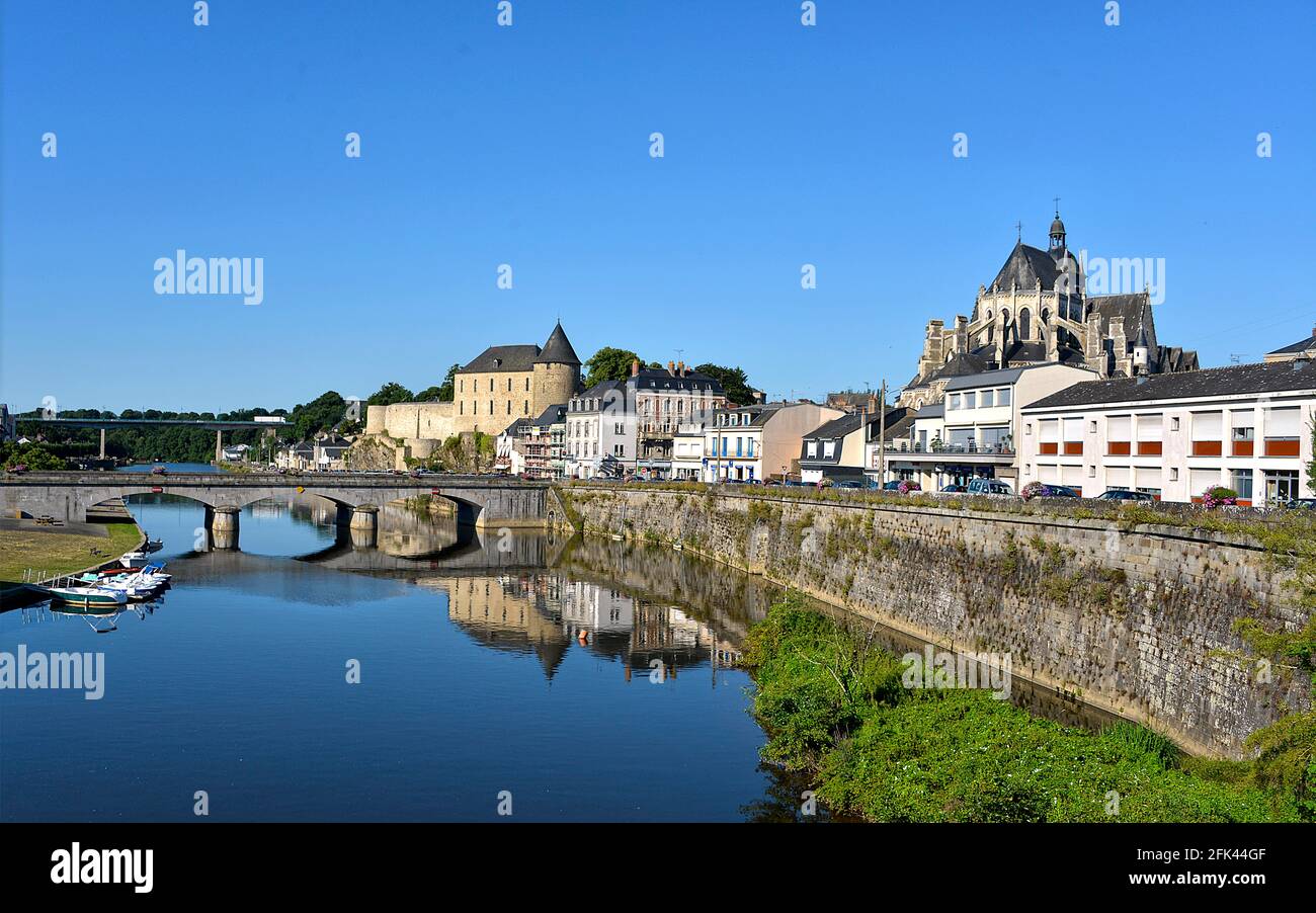 Fluss in der Stadt Mayenne mit Notre-Dame-Basilika und das Schloss, Gemeinde im Département Mayenne in Nordwest-Frankreich Stockfoto