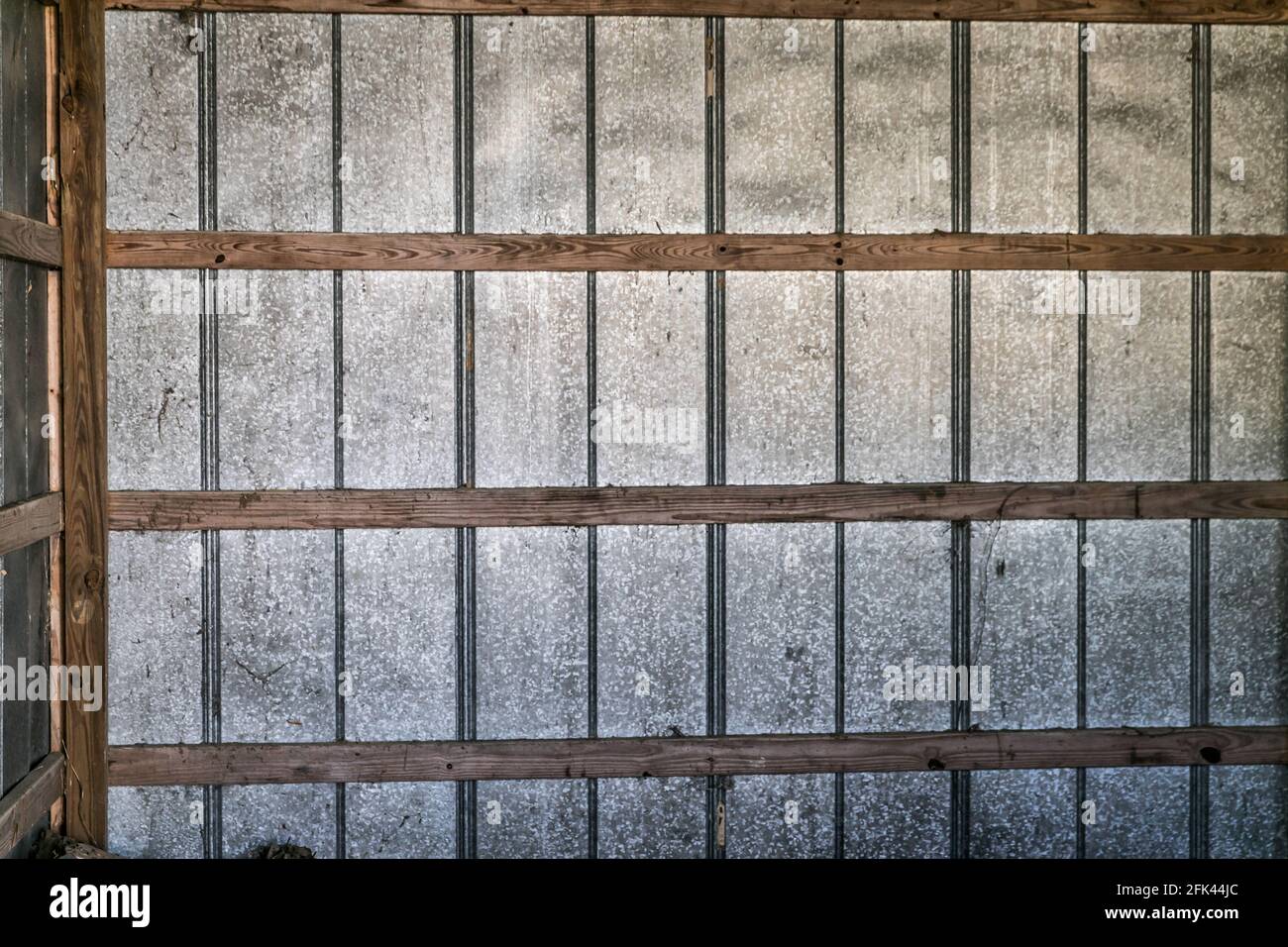 Eine Außenwand aus Metall und Holz aus dem Raster Innen Stockfoto