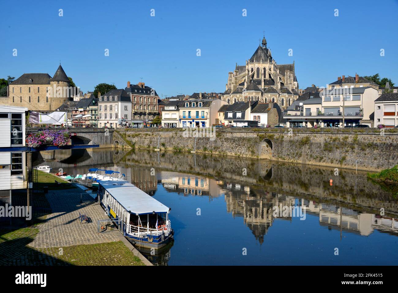 Fluss in der Stadt Mayenne mit Notre-Dame-Basilika und das Schloss, Gemeinde im Département Mayenne in Nordwest-Frankreich Stockfoto