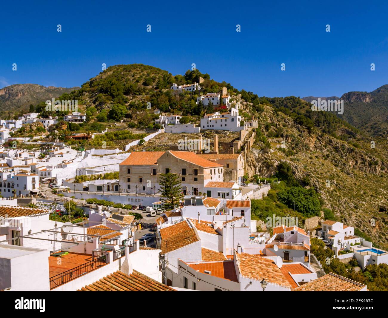 Der Stadtplatz und die Berge von Frigiliana in Andalusien Spanien Stockfoto