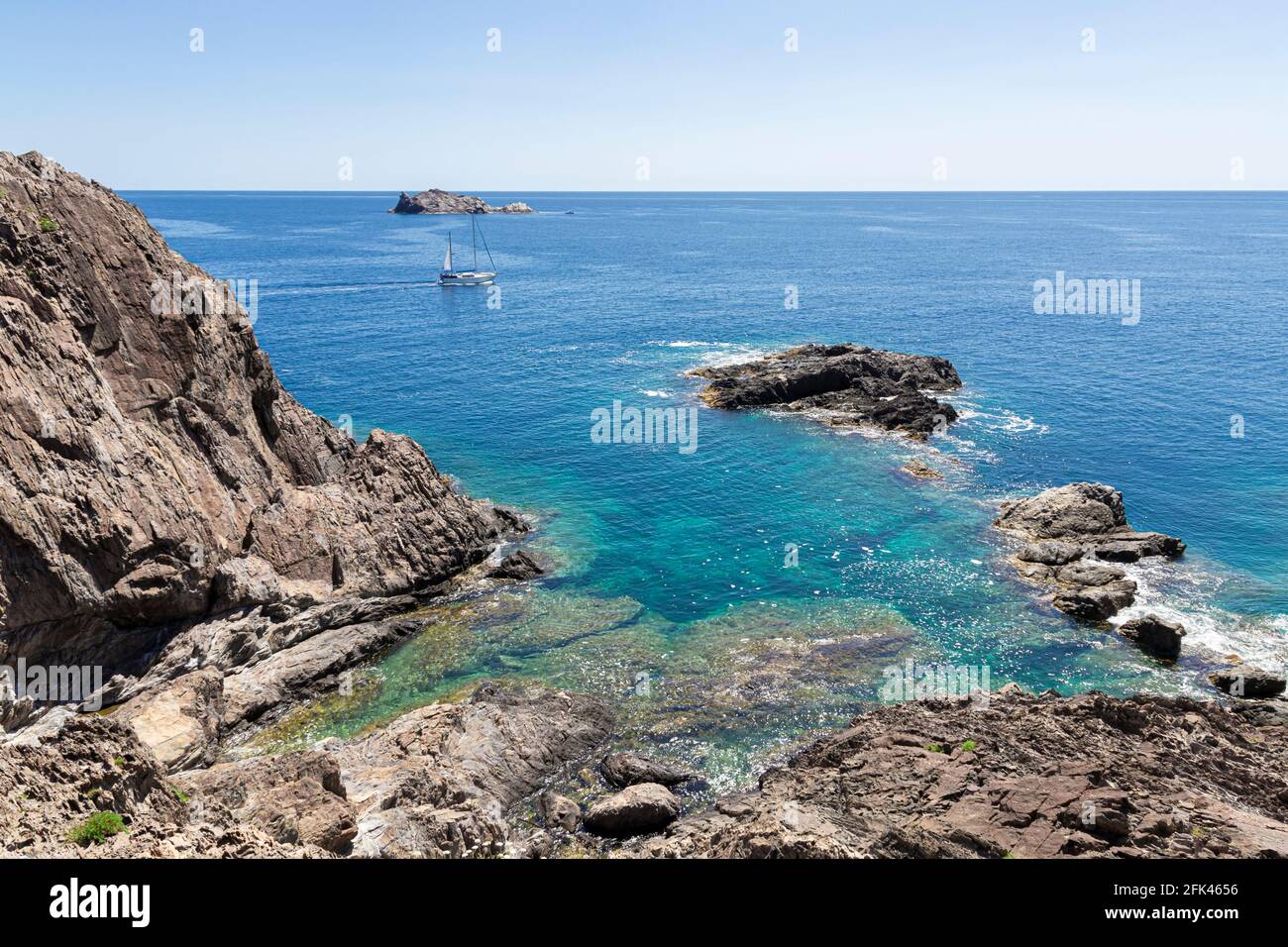 Strand an der costa brava in nordspanien an einem Klarer Sommertag Stockfoto