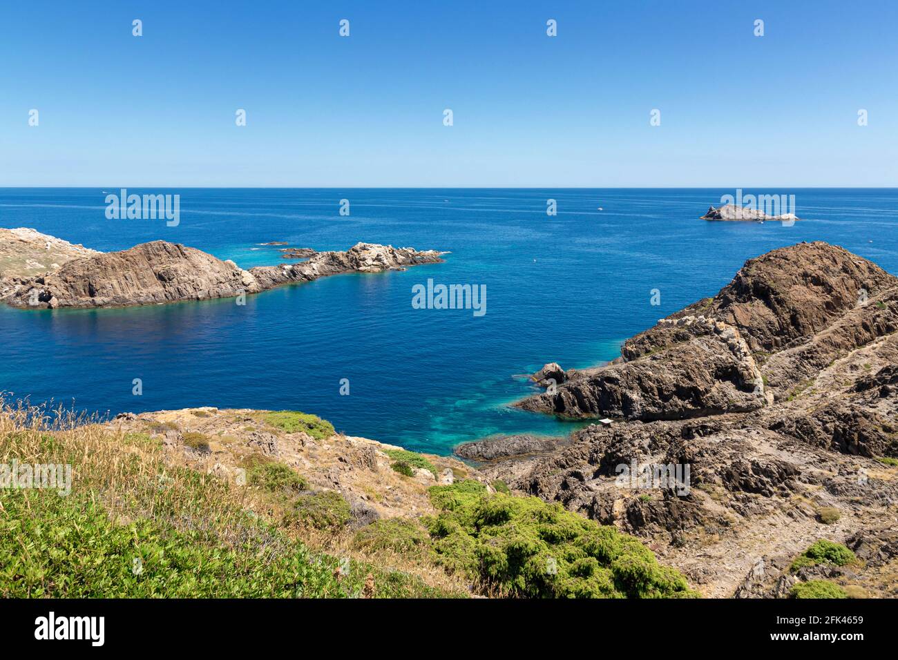 Strand an der costa brava in nordspanien an einem Klarer Sommertag Stockfoto