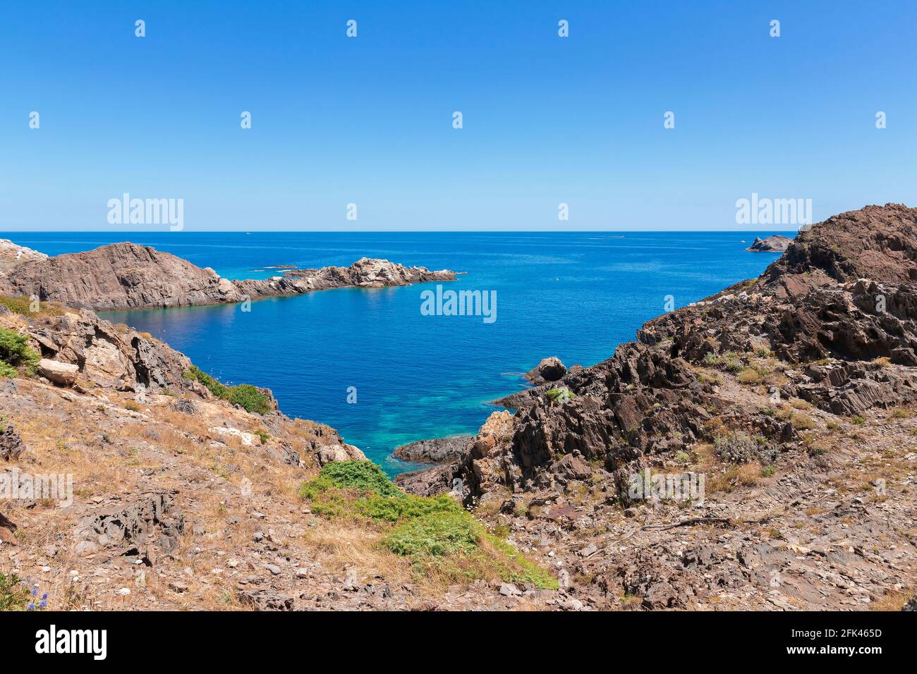 Strand an der costa brava in nordspanien an einem Klarer Sommertag Stockfoto