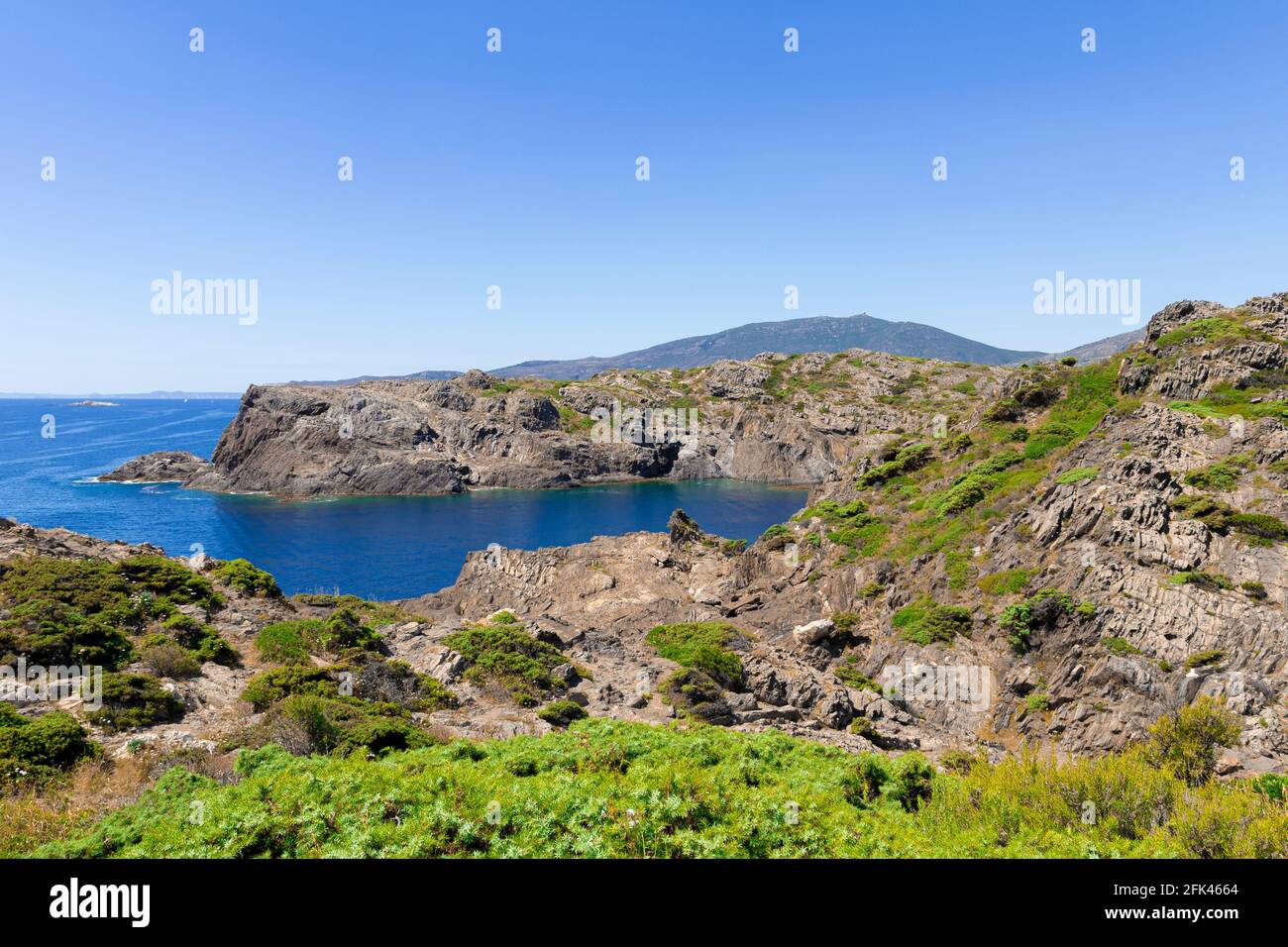 Strand an der costa brava in nordspanien an einem Klarer Sommertag Stockfoto