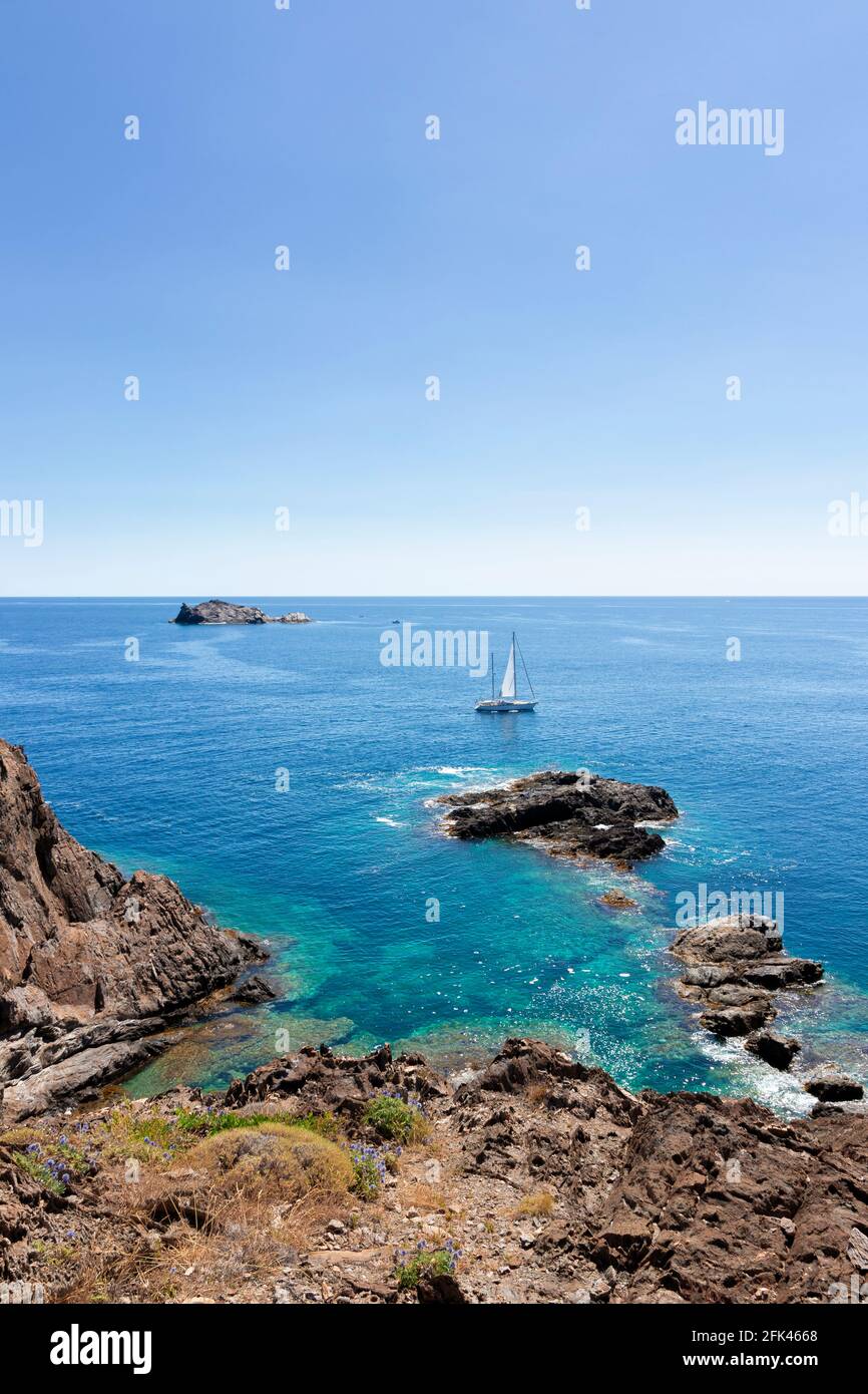 Strand an der costa brava in nordspanien an einem Klarer Sommertag Stockfoto