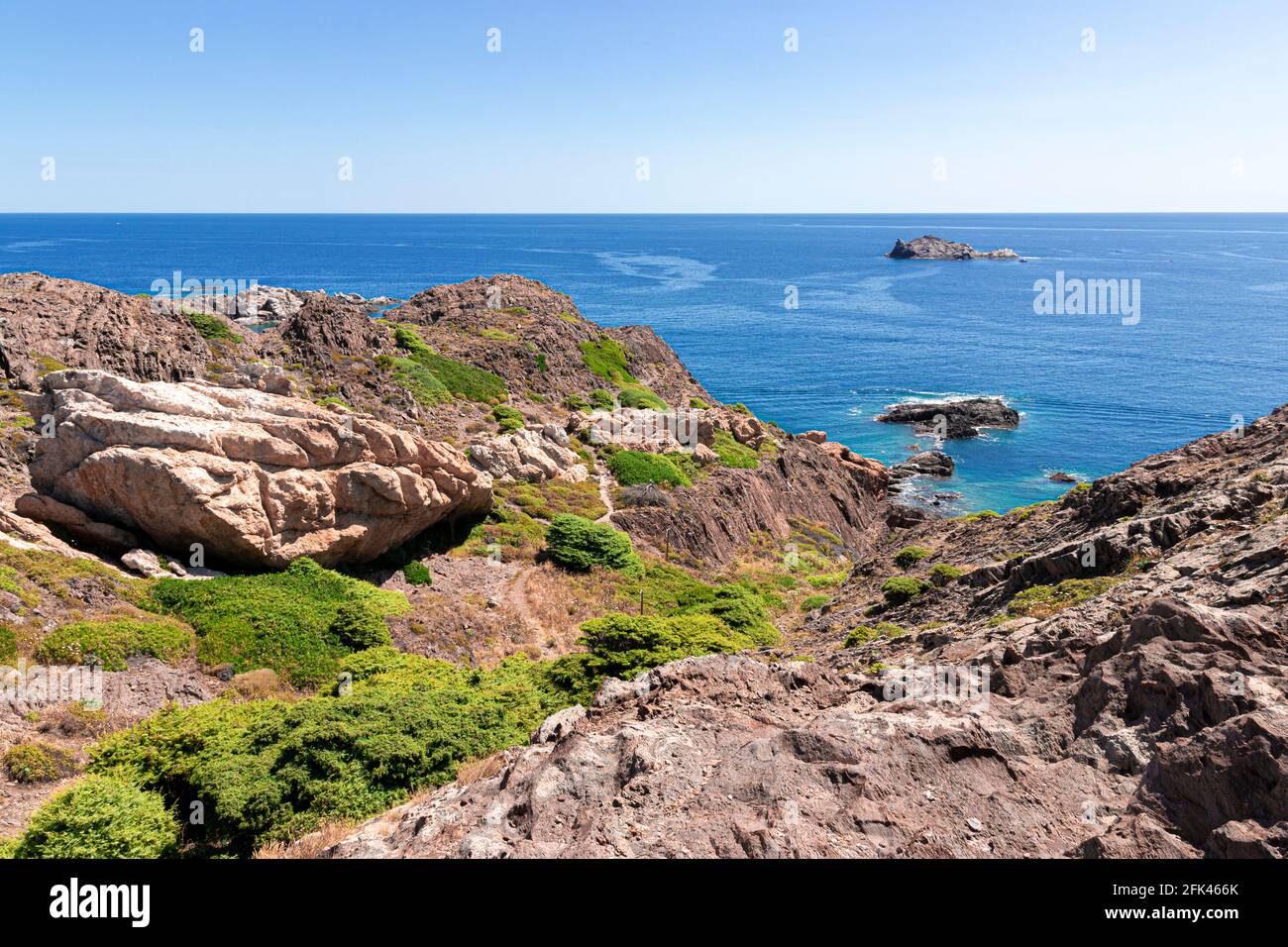 Strand an der costa brava in nordspanien an einem Klarer Sommertag Stockfoto
