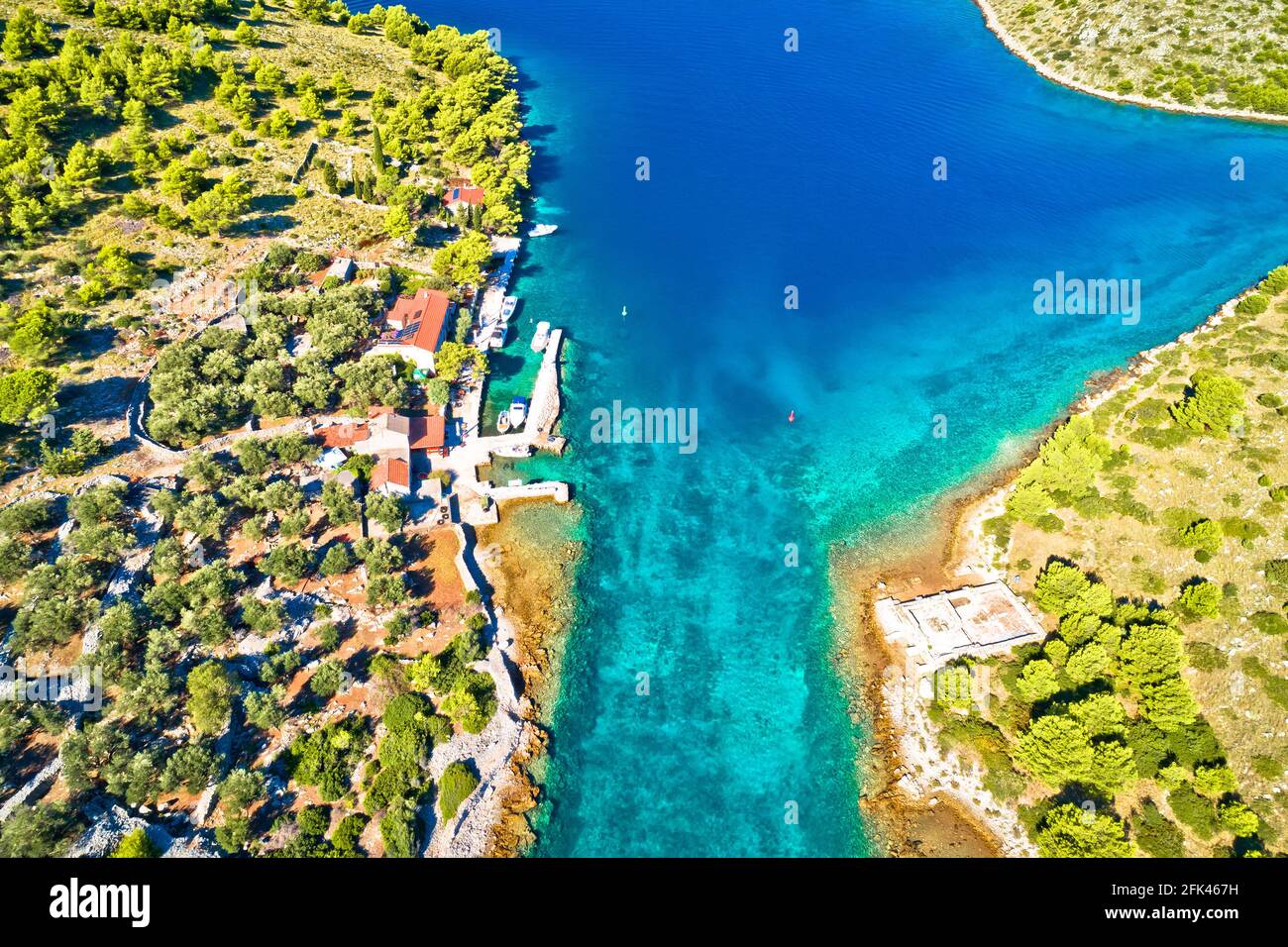 Katina Insel schmale Meerpassage im Nationalpark Kornati Luftaufnahme, Archipel von Dalmatien, Kroatien Stockfoto