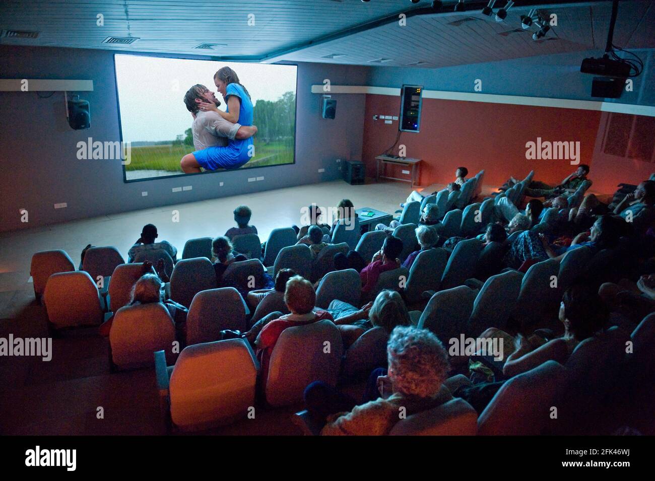 AUROVILLE, Indien - Januar 2017: Filmvorführung im Cinema Paradiso während des AV-Filmfestivals. Stockfoto