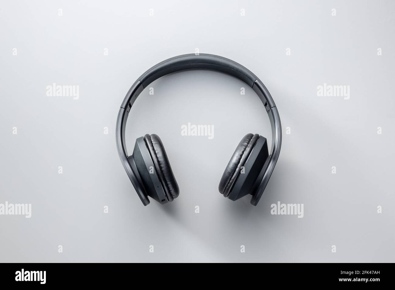 Schwarze kabellose Stereo-Kopfhörer auf grauem Hintergrund. Draufsicht. Stockfoto