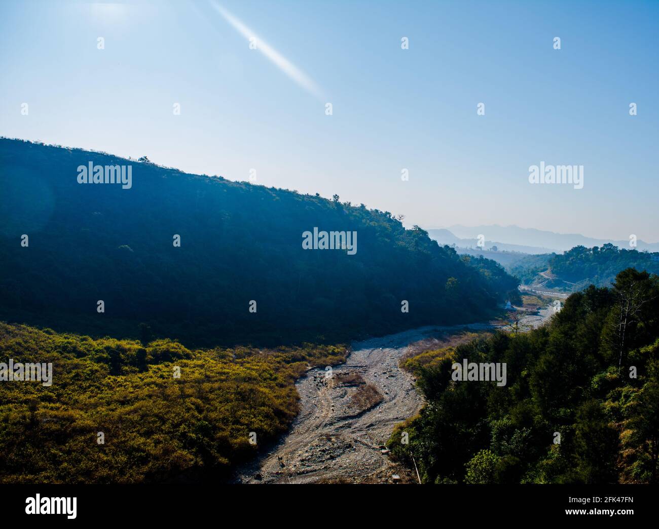 Szenische Luftaufnahme - Fluss zwischen zwei Bergen des himalaya, Luftaufnahme, kristallklares Wasser Stockfoto