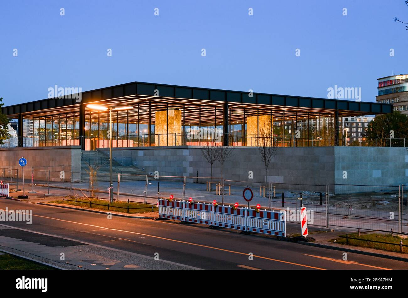 Berlin, Deutschland. April 2021. Die Neue Nationalgalerie im Kulturforum am Abend in der Abenddämmerung. Das Gebäude gilt als Wahrzeichen moderner Architektur. Nach zehn Jahren Schließung und gut fünf Jahren aufwändiger Renovierung wird das Team um den britischen Stararchitekten D. Chipperfield am 29.04.2021 die Schlüsselkraft wieder in die Hände der Nationalmuseen in Berlin geben. Quelle: Jens Kalaene/dpa-Zentralbild/dpa/Alamy Live News Stockfoto