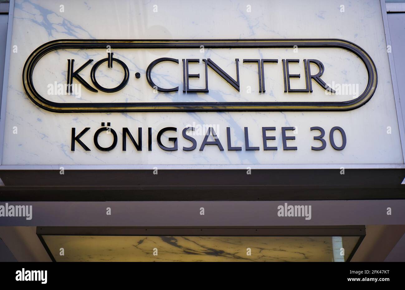 Eingangslogo des eleganten Einkaufszentrums „Kö-Center“ an der Düsseldorfer Einkaufsmeile Königsallee. Stockfoto