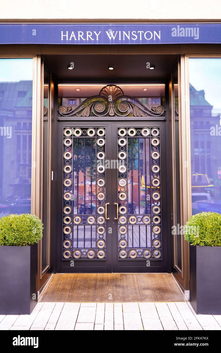 Schöne Eingangstür des amerikanischen Schmuckladens Harry Winston in der Düsseldorfer Innenstadt. Harry Winston ist eine Luxusmarke, die 1932 in New York gegründet wurde. Stockfoto