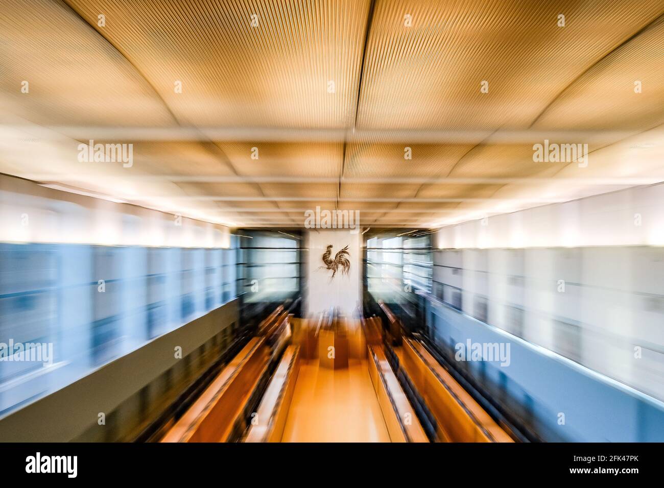 Die Abbildung zeigt eine Plenarsitzung des wallonischen Parlaments in Namur, die heute Vormittag von Abgeordneten über die vom Koncer beschlossenen Maßnahmen diskutiert wird Stockfoto