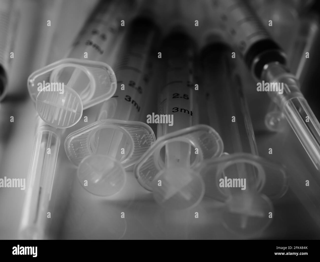 Mehrere Spritze auf weißem Tisch, vorbereitet für die Injektion im Krankenhaus, selektiver Fokus, DOF, Makro Stockfoto