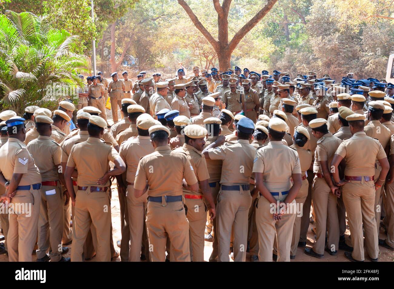 AUROVILLE, INDIEN - 2018. Februar: Polizeikräfte organisieren sich für die Ankunft des Premierministers Modi. Stockfoto