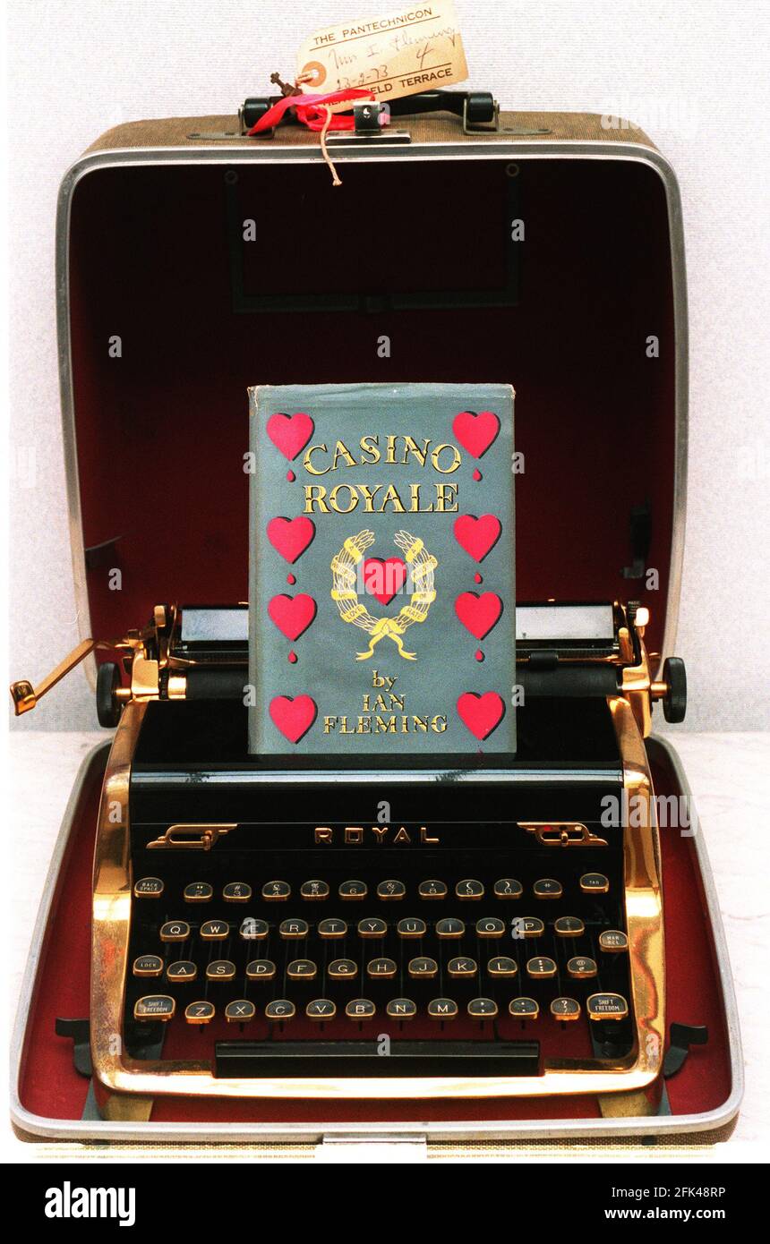 Vergoldete Schreibmaschine, die Ian Fleming den fiktiven Entwurf schrieb Seines ersten James-Bond-Romans Casino Royale Stockfoto