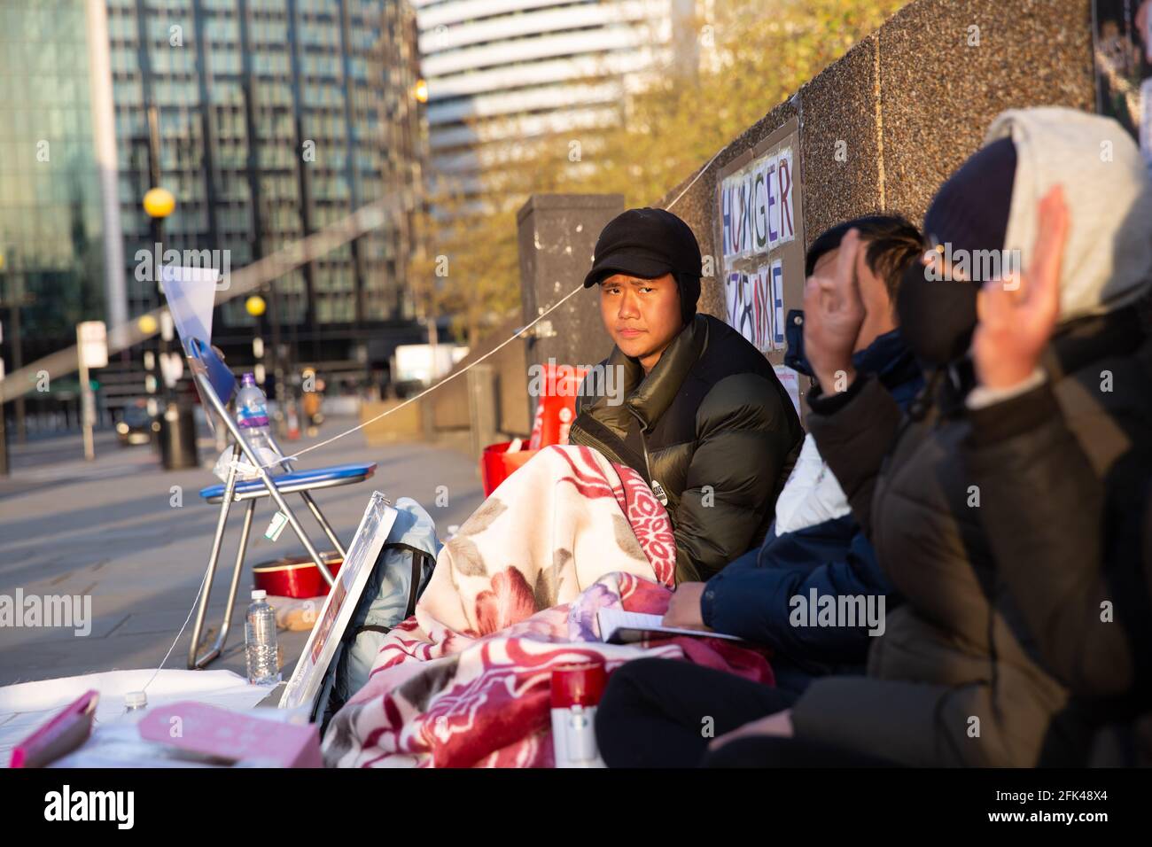 Demonstranten in London treten am 26. April 2021 in einen Hungerstreik, um den birmanischen Kampf in der Westminster Bridge, London, England, zu unterstützen. Burma protestiert weiterhin gegen den Militärputsch, der im Februar in Myanmar stattfand. Stockfoto
