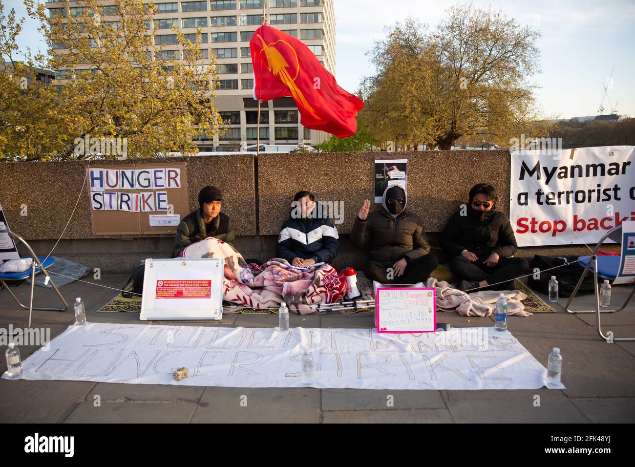 Demonstranten in London treten am 26. April 2021 in einen Hungerstreik, um den birmanischen Kampf in der Westminster Bridge, London, England, zu unterstützen. Burma protestiert weiterhin gegen den Militärputsch, der im Februar in Myanmar stattfand. Stockfoto