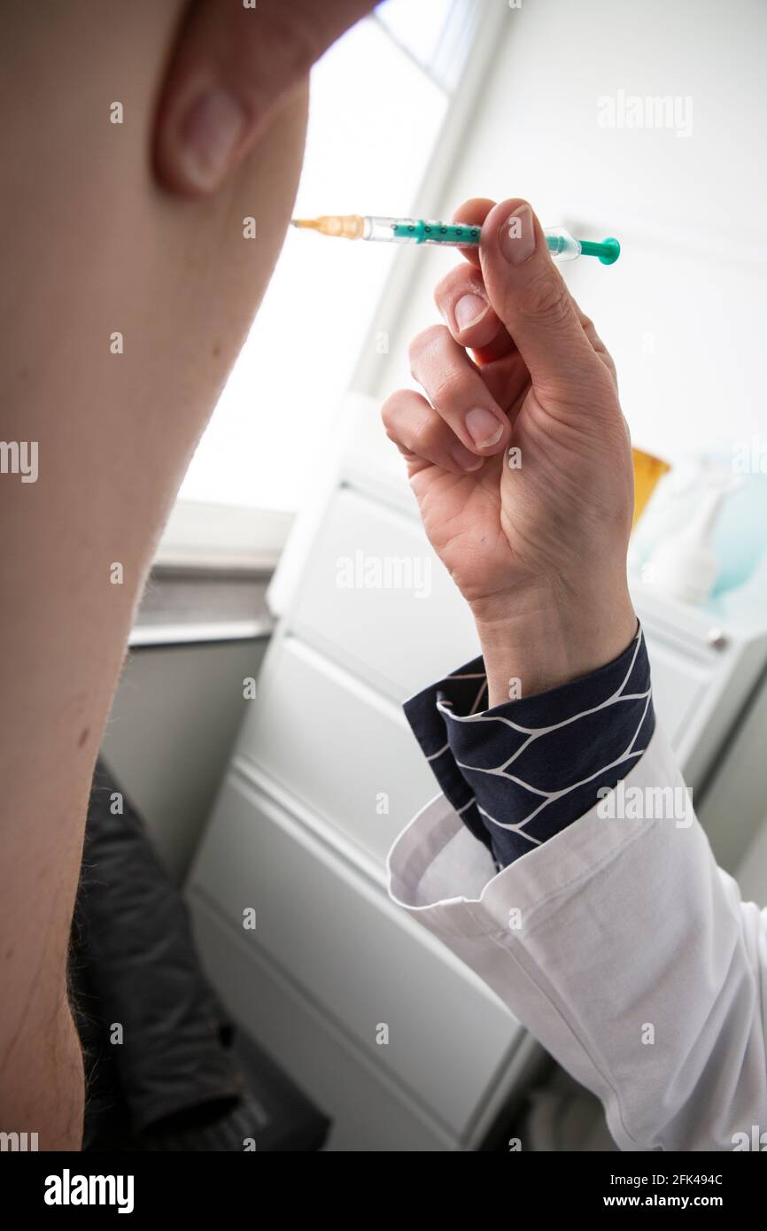 Impfung gegen Covid 19 / Corona mit dem Impfstoff von BioNTech / Pfizer bei der Hausarztpraxis Dr. Ruf in Düsseldorf Stockfoto