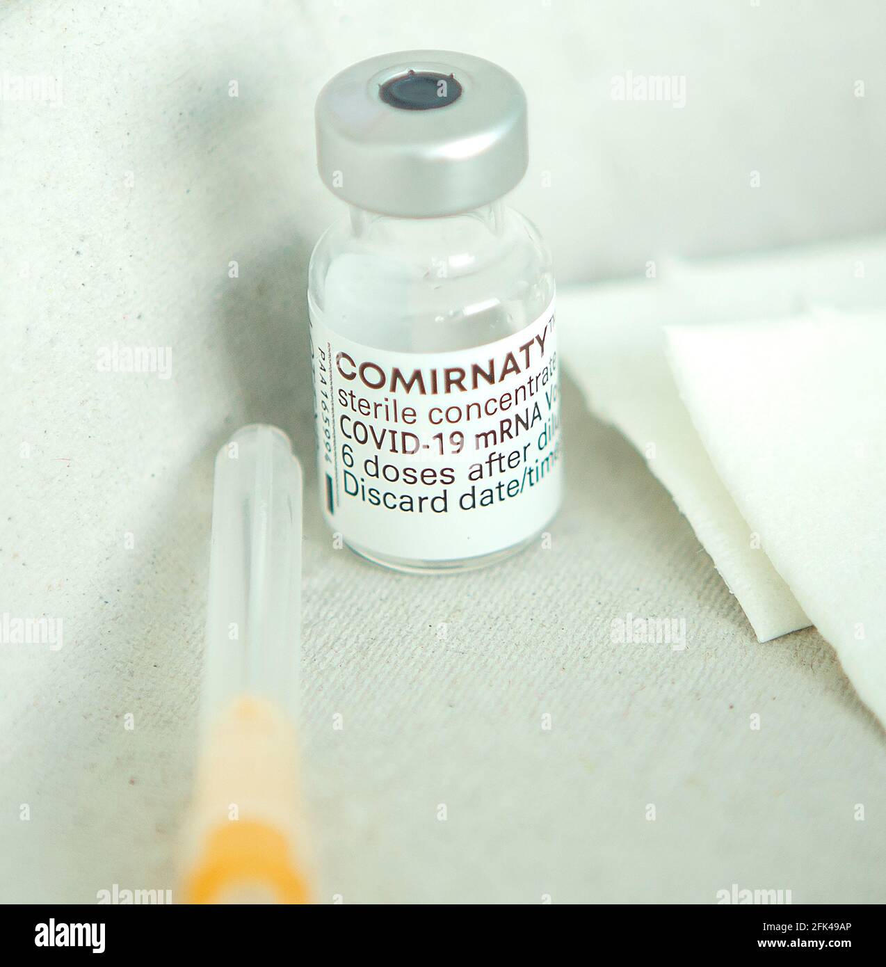 Impfung gegen Covid 19 / Corona mit dem Impfstoff von BioNTech / Pfizer bei der Hausarztpraxis Dr. Ruf in Düsseldorf Stockfoto