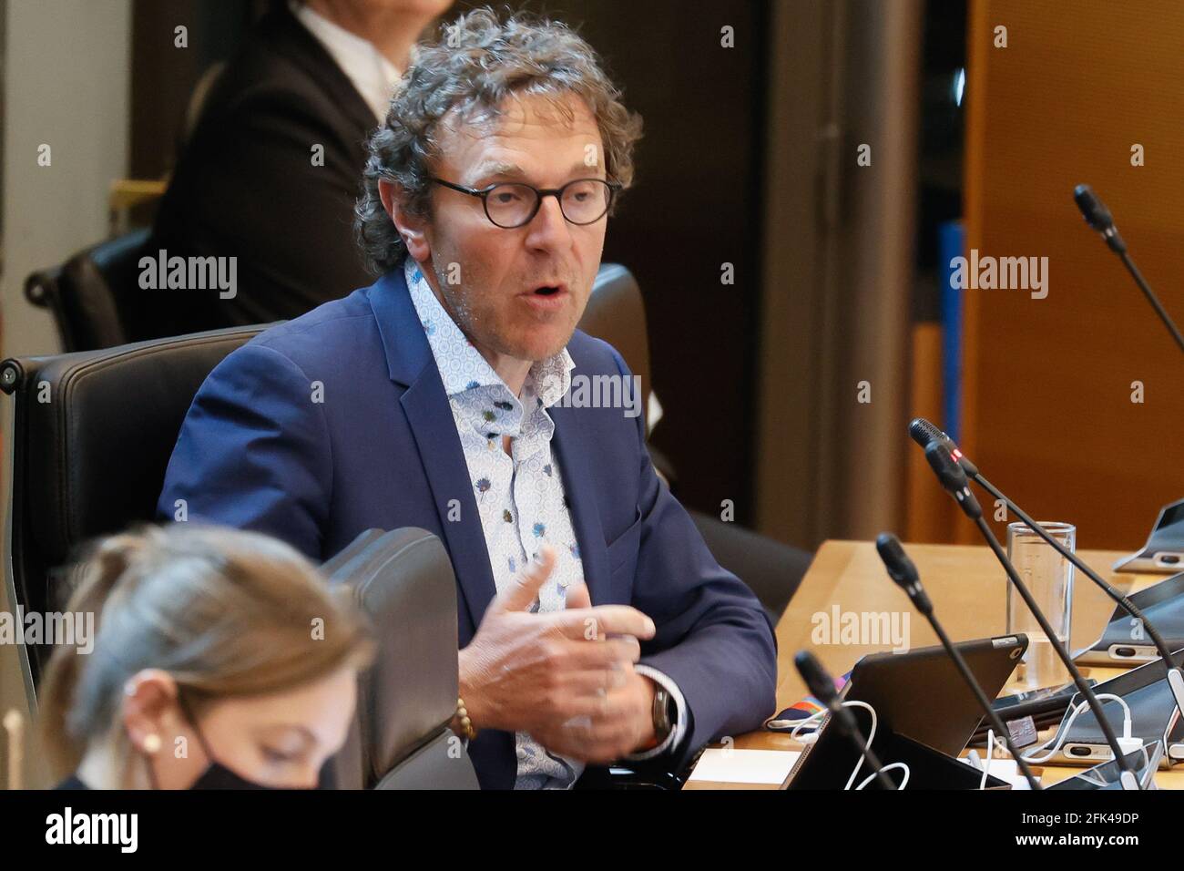 Die Abgeordneten von PS Eddy Fontaine, die heute Vormittag während einer Plenarsitzung des wallonischen Parlaments in Namur abgebildet werden, werden über die von der beschlossenen Maßnahmen diskutieren Stockfoto