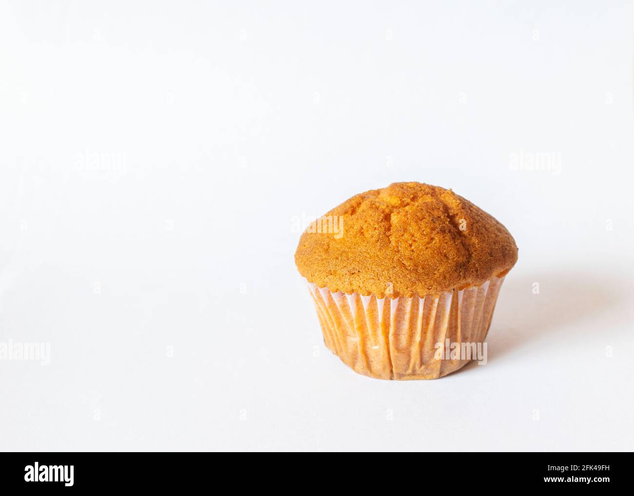 Gebackene Muffins mit weißem Hintergrund und Schatten und selektivem Fokus. Stockfoto