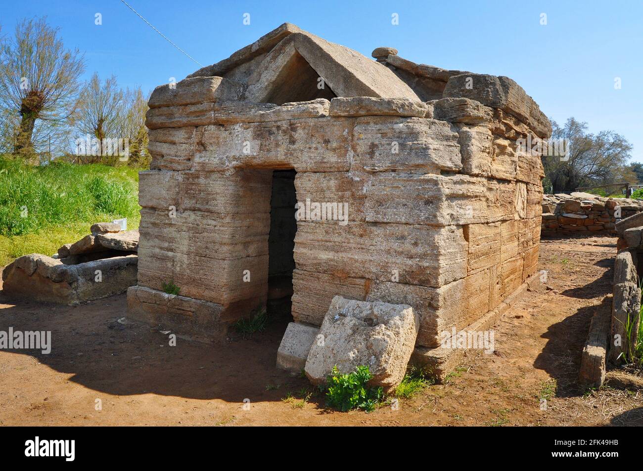 Populonia, Toskana, Italien, 03/31/2017, etruskische Nekropole von Baratti, Aedikula-Grab Stockfoto