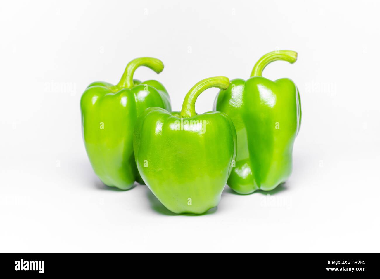 Grüne Paprika Gemüse auf weißem Hintergrund mit selektivem Fokus. Stockfoto