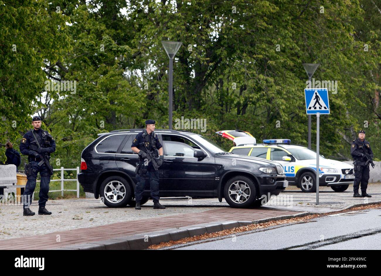 Polizei mit schweren Waffen im Zusammenhang mit dem Umzug der Menschen, die in dem großen Drogenprozeß vor Gericht stehen, wo unter anderem Clark Olofsson angeklagt wird, Linköping, Schweden. Stockfoto