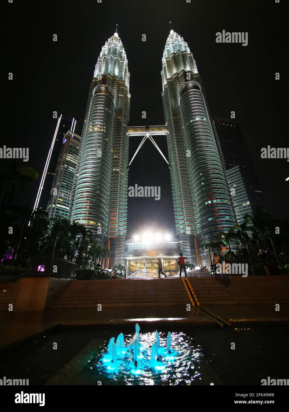 KUALA LUMPUR, MALAYSIA - 21. Apr 2021: Petronas Twin Tower Wahrzeichen der Stadt Kuala Lumpur Stockfoto
