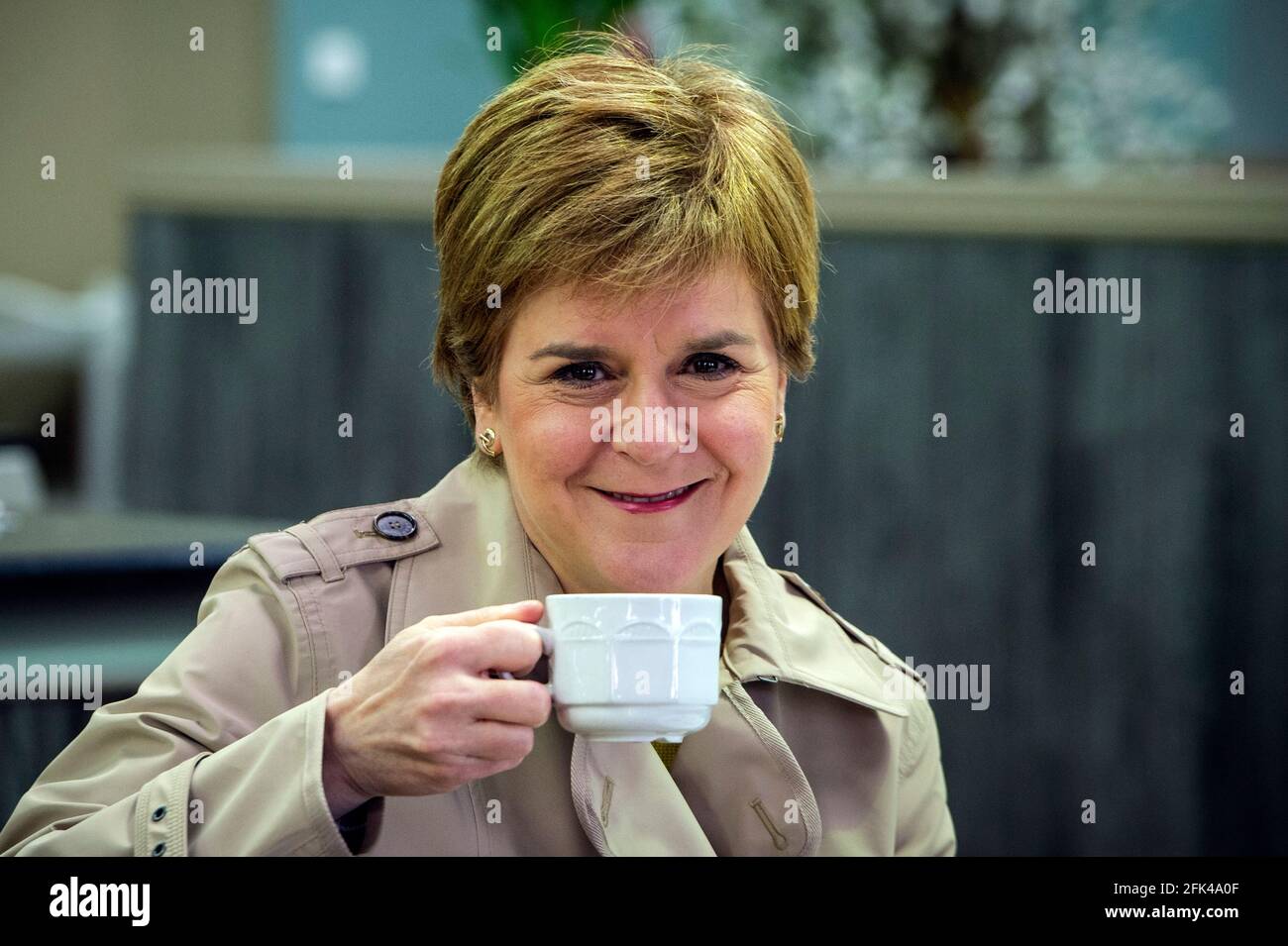 Die erste Ministerin Schottlands und Vorsitzende der Scottish National Party (SNP), Nicola Sturgeon, besucht das Rouken Glen Garden Center in Giffnock, während sie sich für die schottischen Parlamentswahlen einsetzt. Bilddatum: Mittwoch, 28. April 2021. Stockfoto