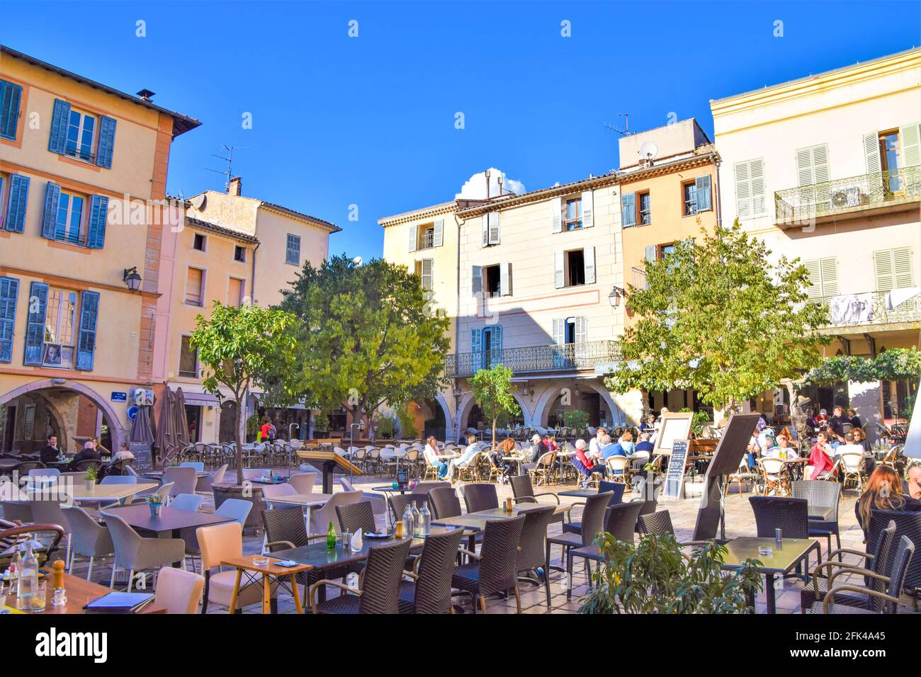 Valbonne, Frankreich. November 2019. Place des Arcades Stadtplatz im Dorf Valbonne, Blick bei Tag. Quelle: Vuk Valcic/Alamy Stockfoto