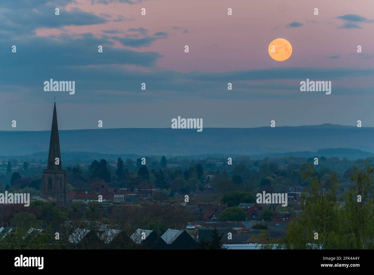 Supermoon geht über Hereford mit All Saints Church auf der linken Seite, Hereford UK. April 2021 Stockfoto