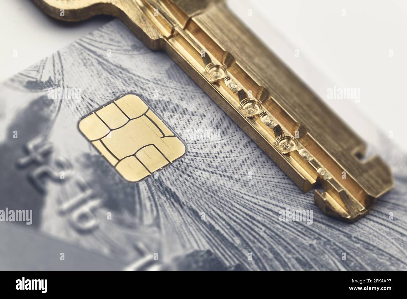 Der perforierte Schlüssel auf der Kreditkarte neben dem Chip. Datenverschlüsselung und Sicherheitskonzept Stockfoto