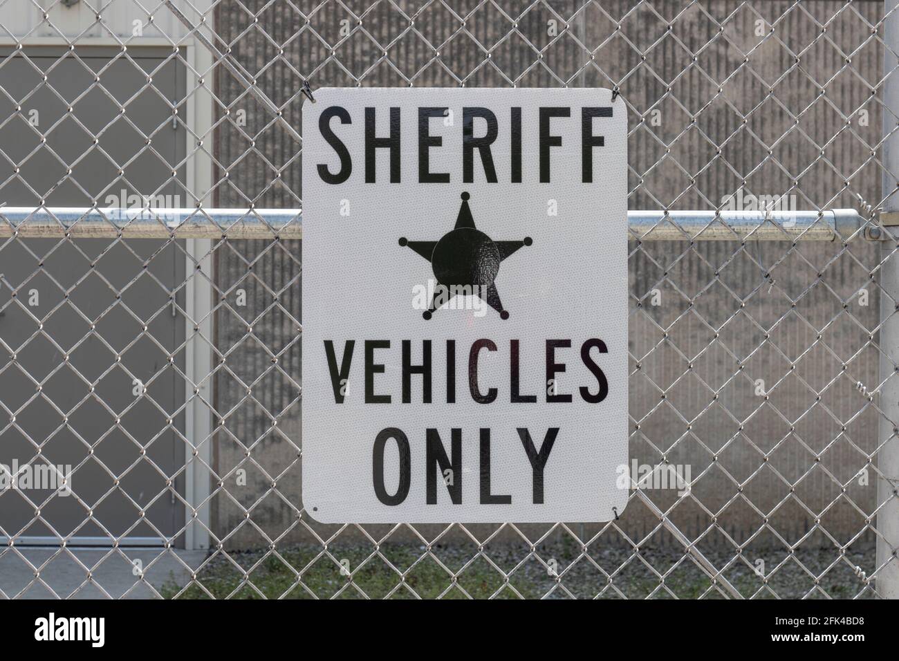 Sheriff Fahrzeuge nur Zeichen mit fünf-Punkt-Abzeichen. Nur Sheriff-Fahrzeuge dürfen auf dem ausgewiesenen Gelände parken. Stockfoto