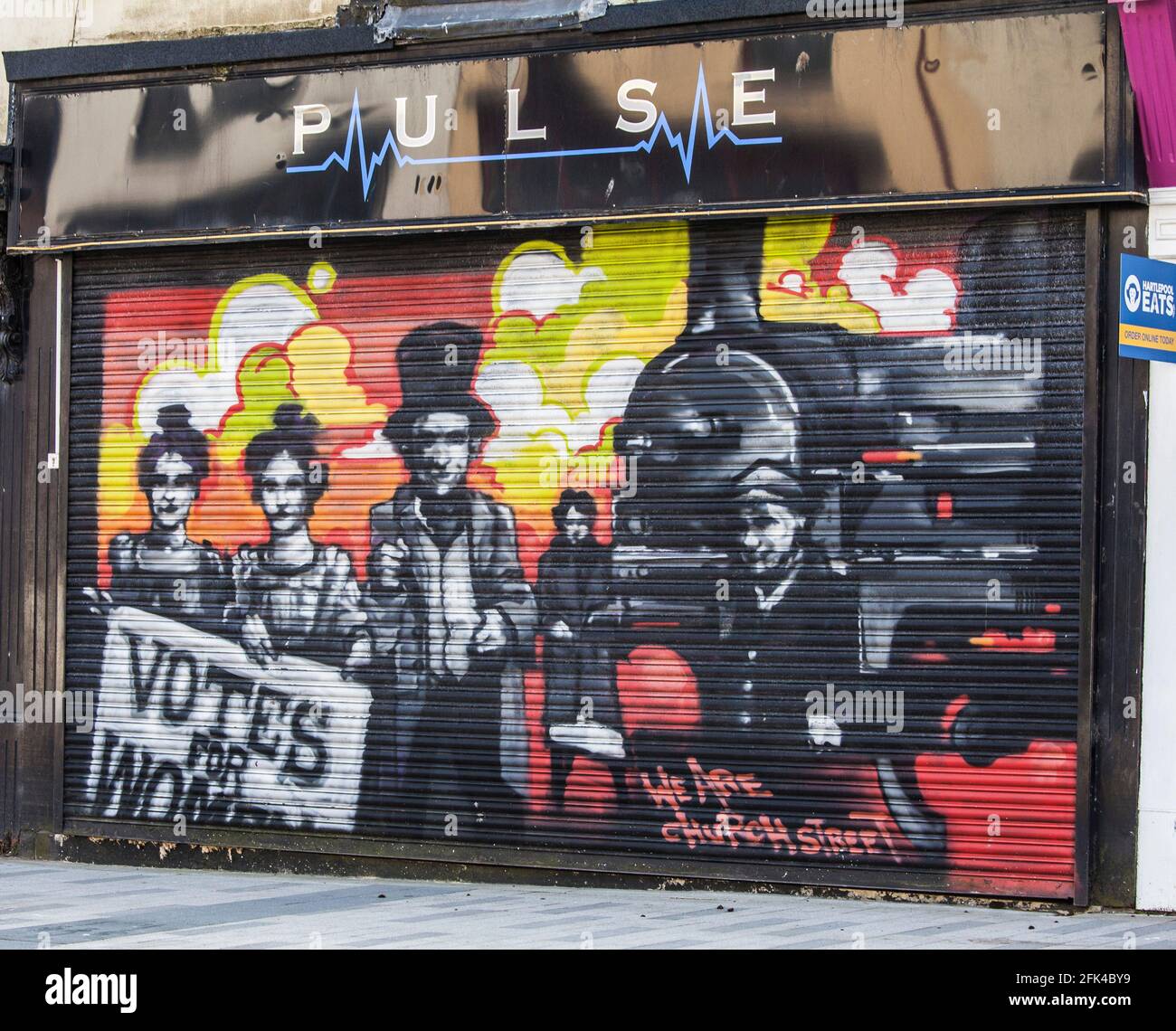 Vorderseite des ehemaligen Nachtclubs Pulse in der Church Street, Hartlepool, England, Großbritannien, mit Wandbild im Fenster zu „Votes for Women“ Stockfoto